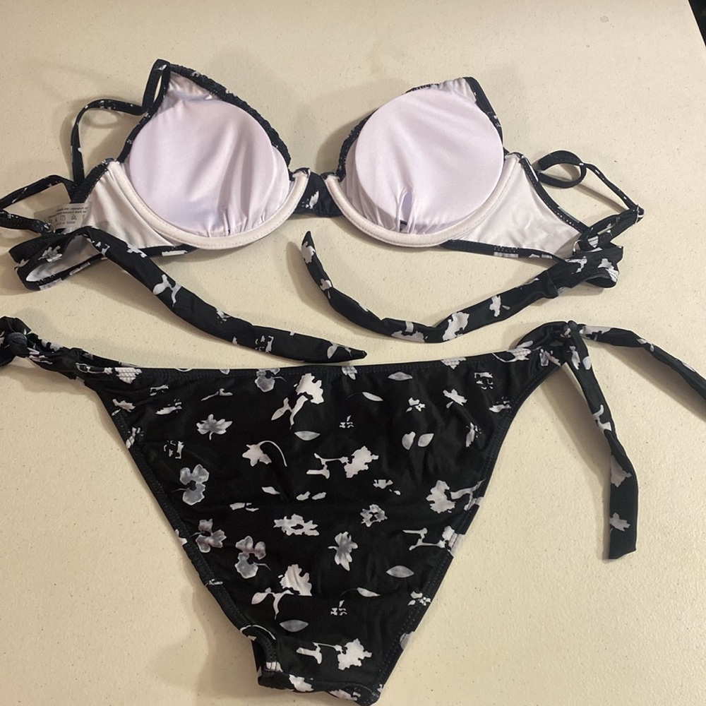 bikini - Picture 2 of 2